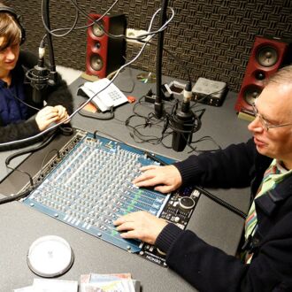 Geschäftsführer heiko Kunert und Pressereferentin Melanie Wölwer werden vom Leiter der Radiogruppe, Ralf Bergner, im Radiostudio des Louis-Braille-Centers interviewt