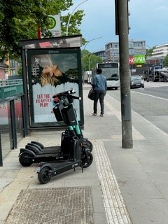 Aufgereihte E-Roller direkt neben dem Leitstreifen. Weicht man diesen aus, prallt man gegen einen Laternenpfahl